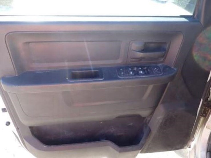 2016-dodge-1500-image-28