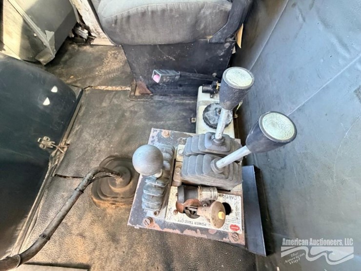 2000-volvo-wg-roll-off-truck-image-7