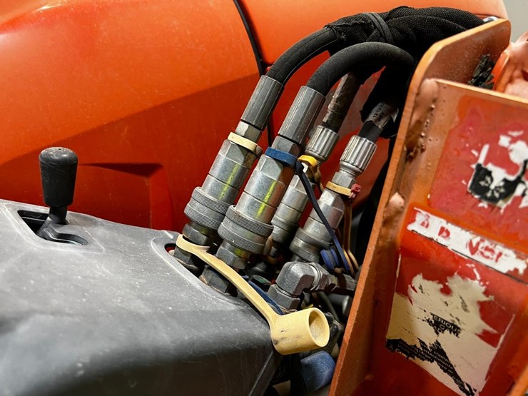 2014-kubota-l3901hst-image-17