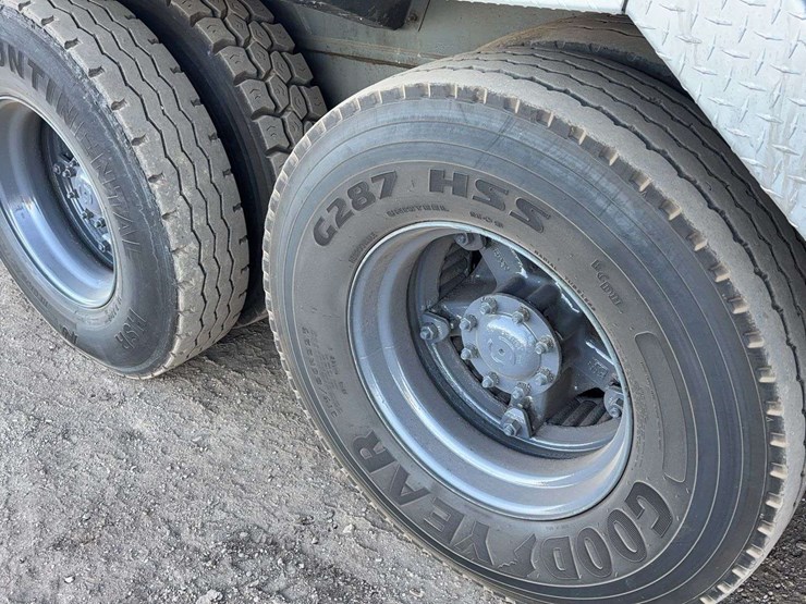 1993-grove-tms700b-image-5