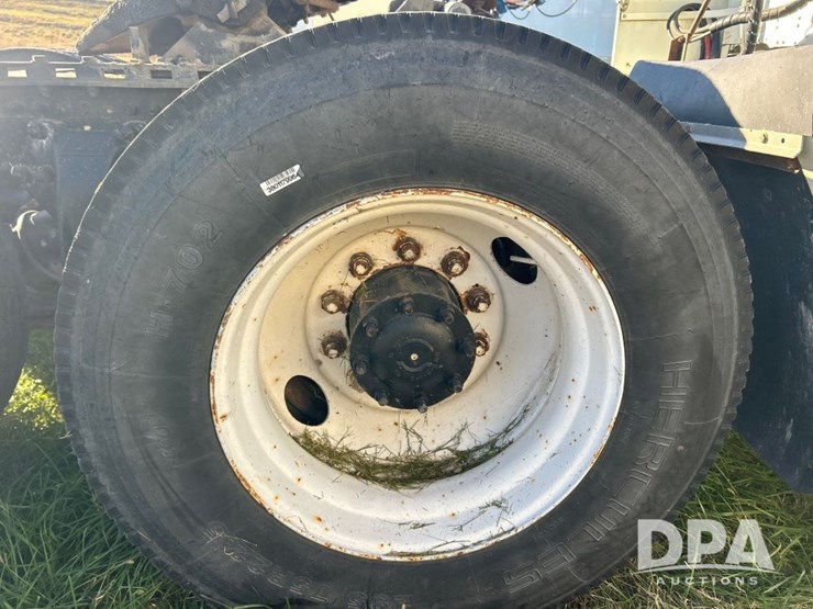 1996-freightliner-fld120-image-36