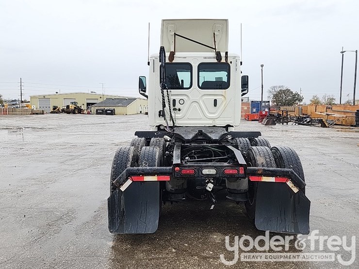 2019-freightliner-cascadia-126-image-5