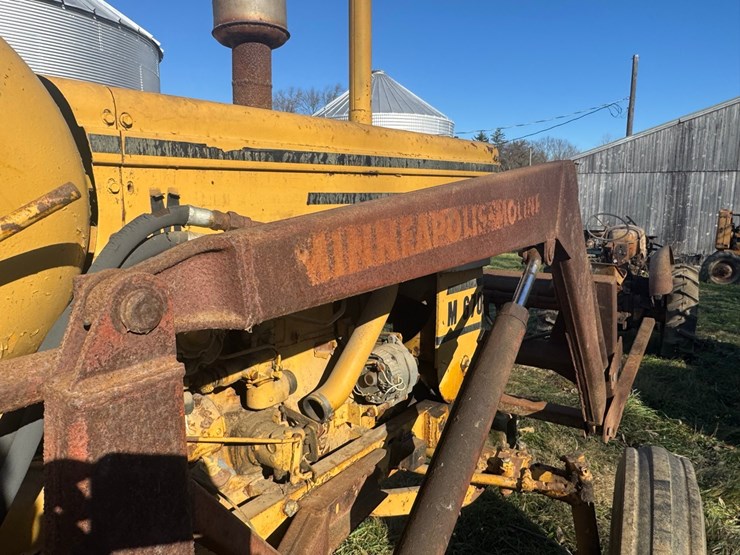 minneapolis-moline-m670-image-12