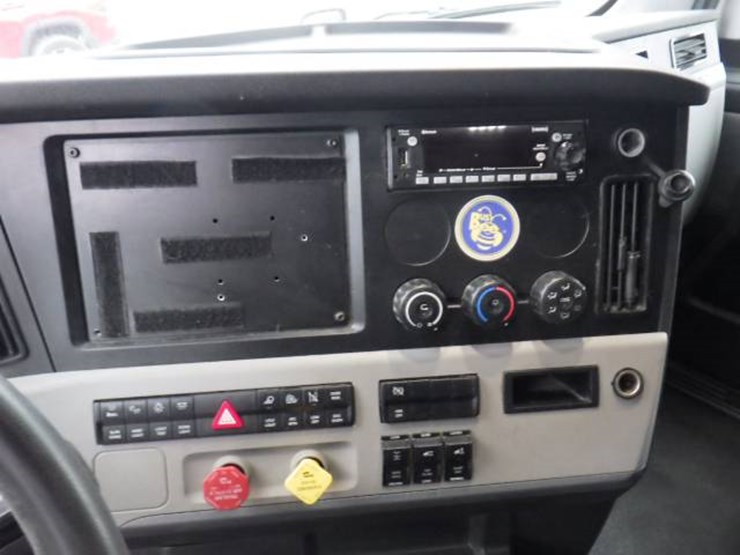 2022-freightliner-cascadia-126-image-22