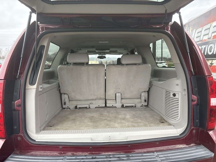 2008-chevrolet-suburban-image-14