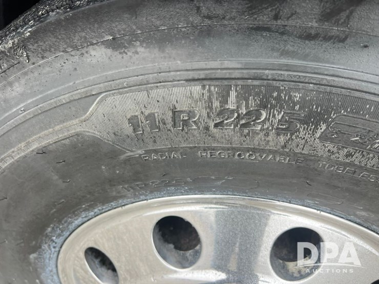 1999-freightliner-flc120-image-33