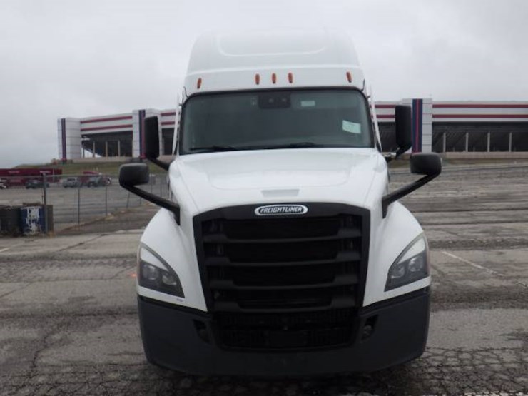2022-freightliner-cascadia-126-image-2