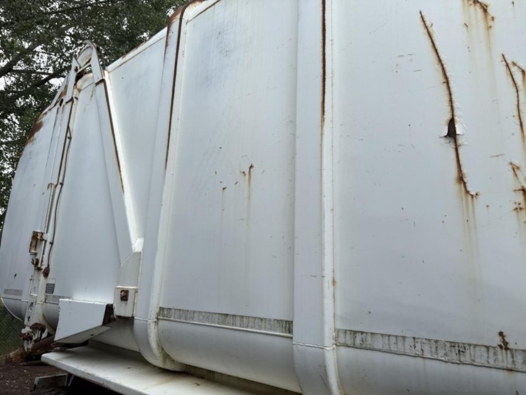 2005-peterbilt-320-image-33