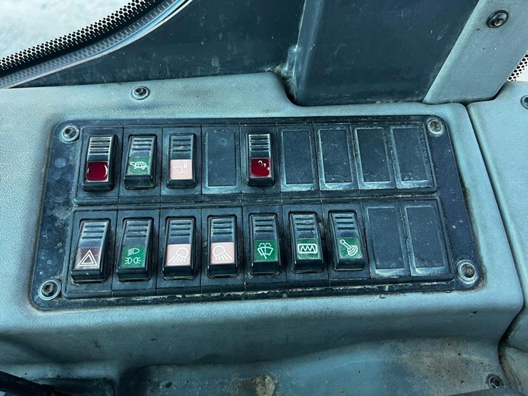 2011-deere-204k-image-26