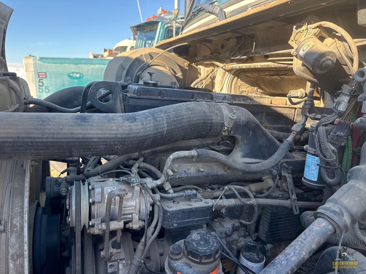 2001-volvo-vnm-semi-truck-image-25