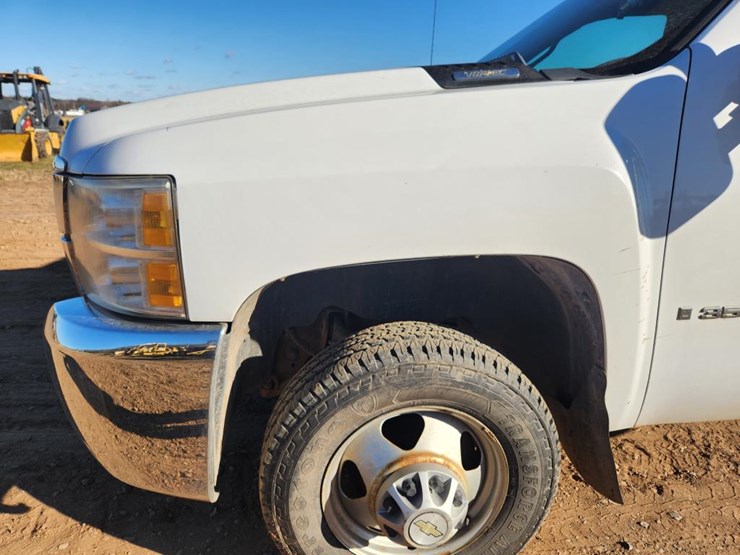 2009-chevrolet-3500-image-17