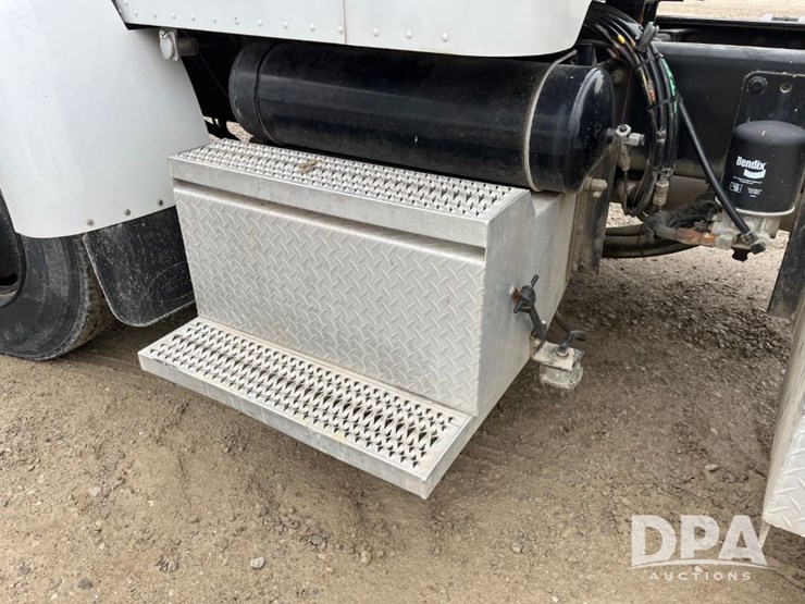 2001-peterbilt-330-image-42