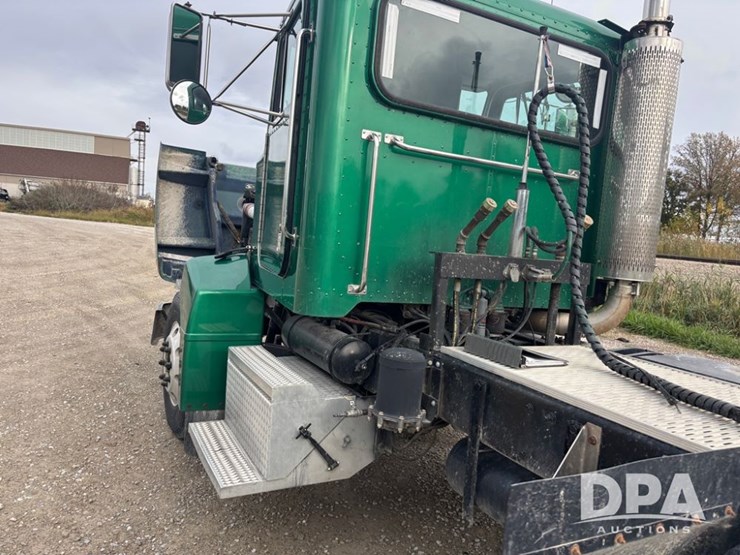 peterbilt-385-image-45