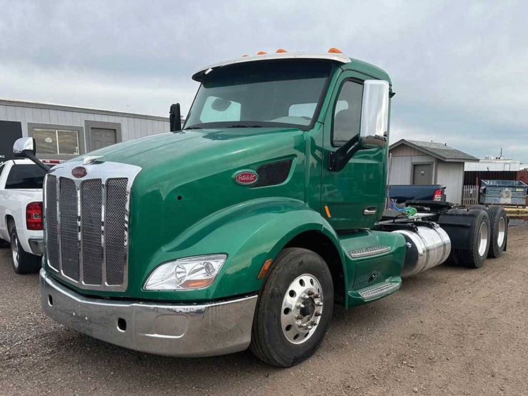 2021-peterbilt-579-image-1