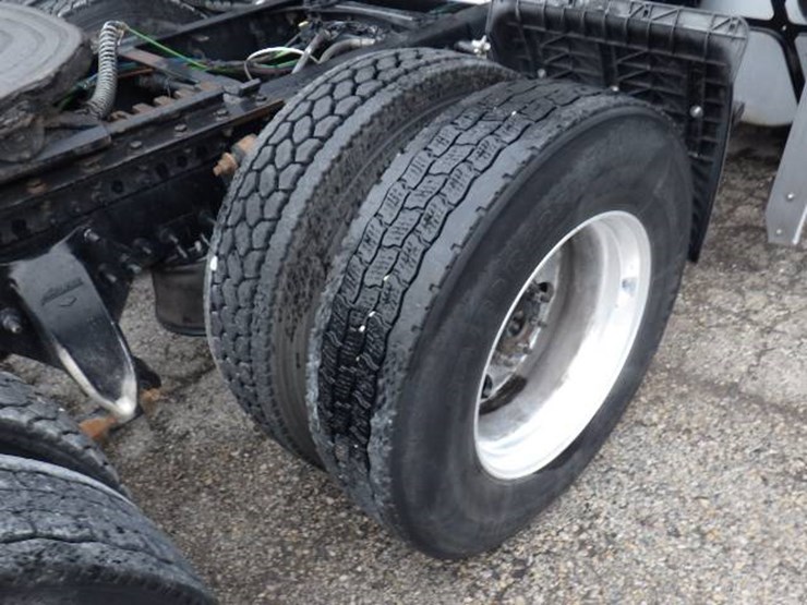 freightliner-cascadia-126-image-13