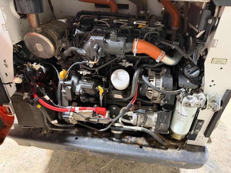2022-bobcat-t740-image-16