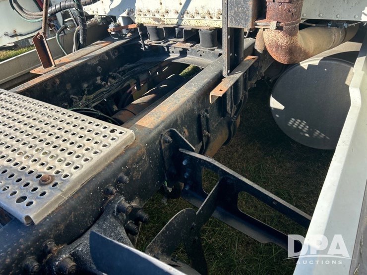 1996-freightliner-fld120-image-19