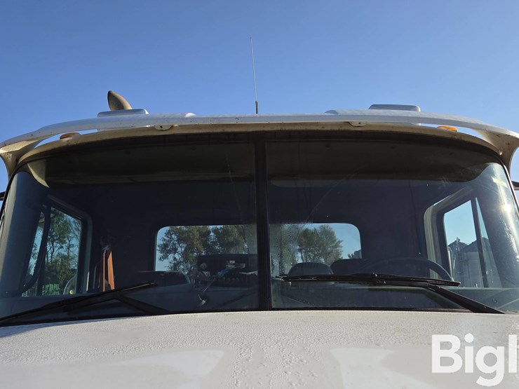 2002-mack-ch613-image-12