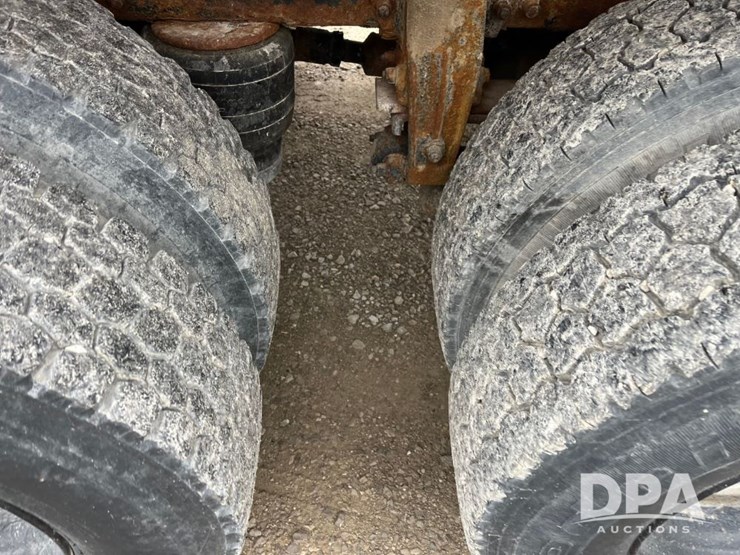 2001-peterbilt-330-image-37