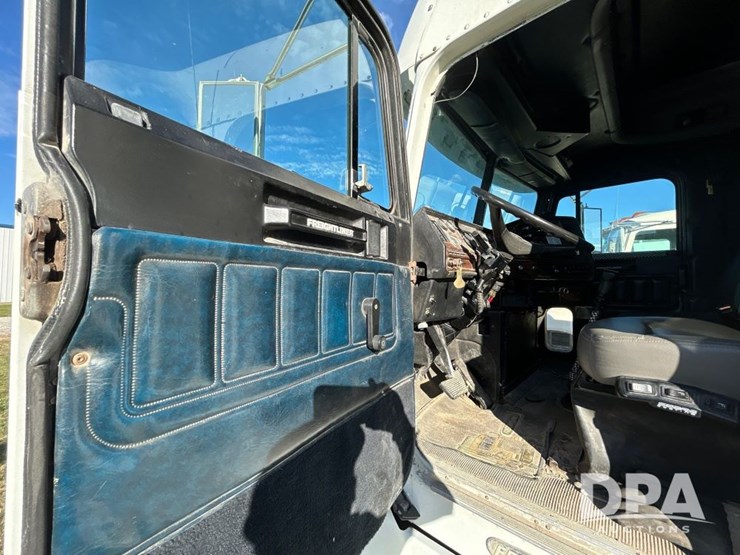 1996-freightliner-fld120-image-50