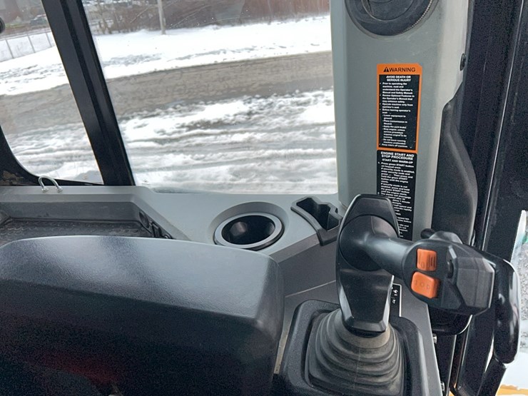 2023-deere-700l-image-23