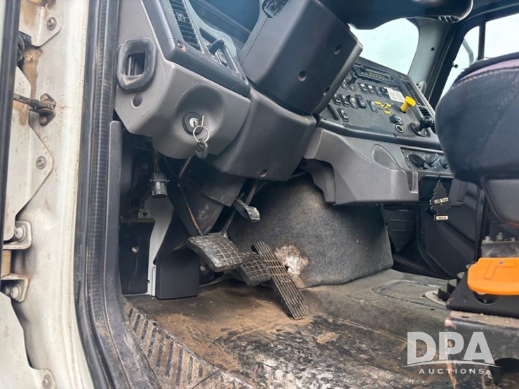 freightliner-114sd-image-71