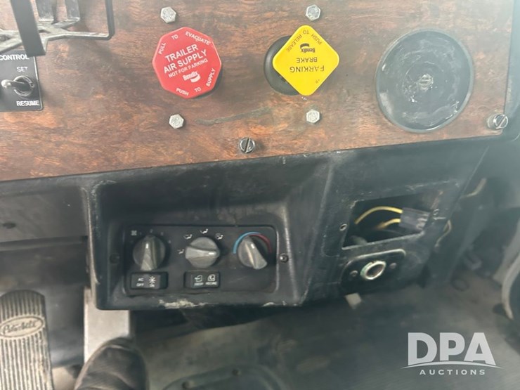 1999-peterbilt-379-image-52