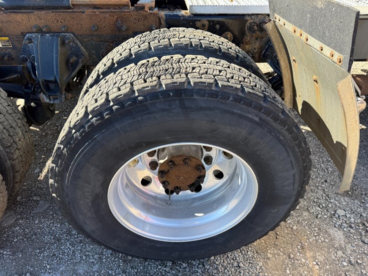 2015-peterbilt-579-image-10