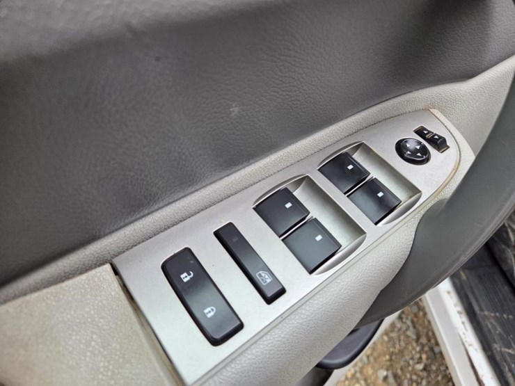 2011-gmc-2500-image-59