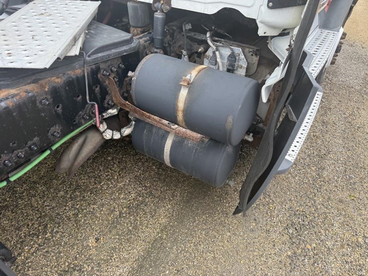 #1175-•-2016-freightliner-cascadia-day-cab-truck-tractor-image-35