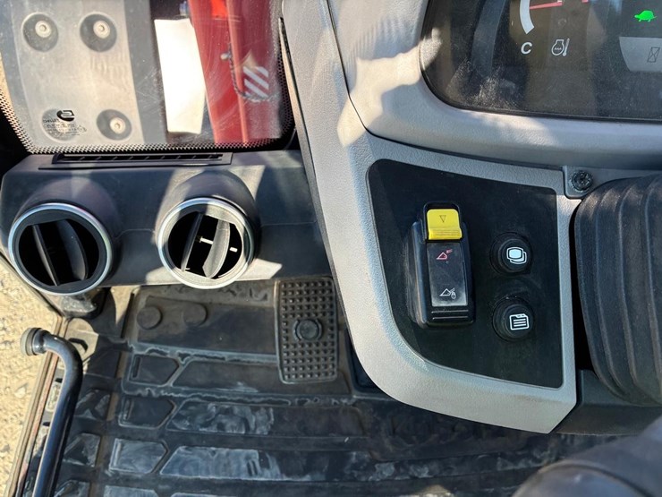 2022-kubota-r640-image-26