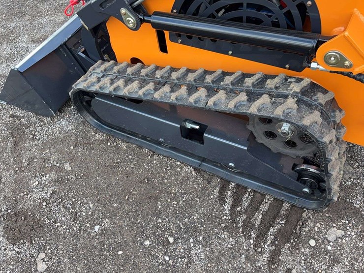 landhero-mini-stand-on-skid-loader-image-5