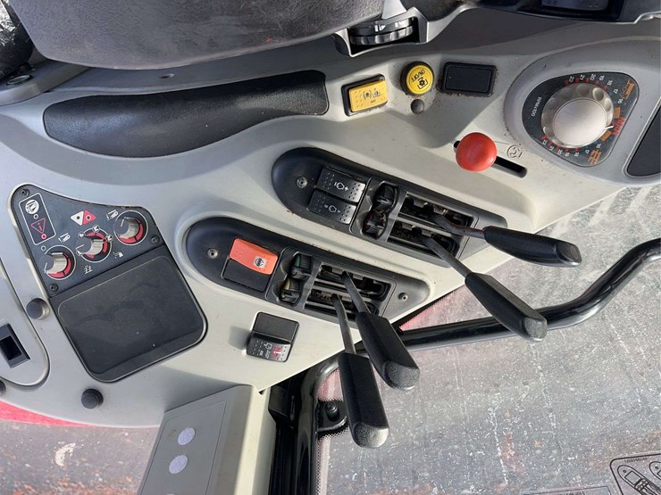 2005-massey-ferguson-6465-image-29