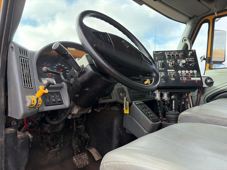 international-7400-image-32