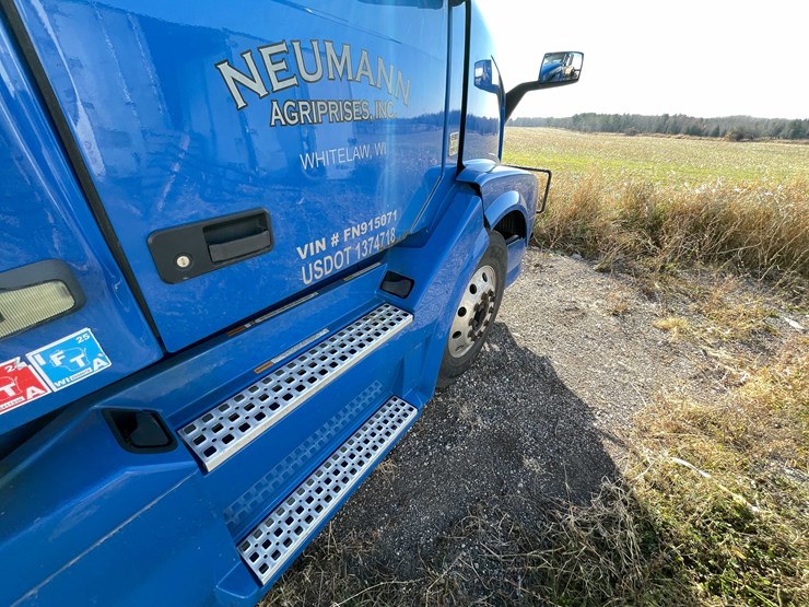 #202-•-2015-volvo-semi-tractor-(has-wi-title)-(denmark,-wi)-image-44