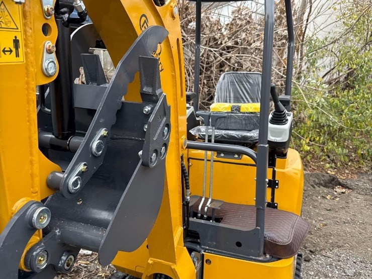 new-cfg-industrial-co-mini-excavator-model-qk20r-image-3