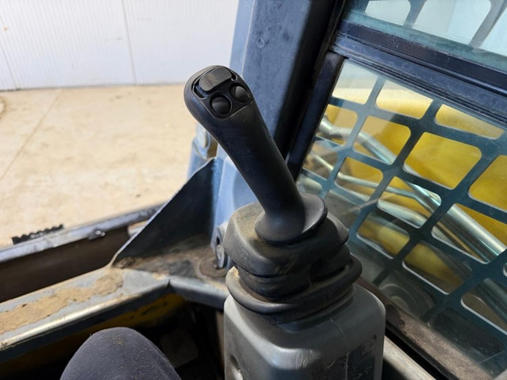 2015-gehl-v270-image-22