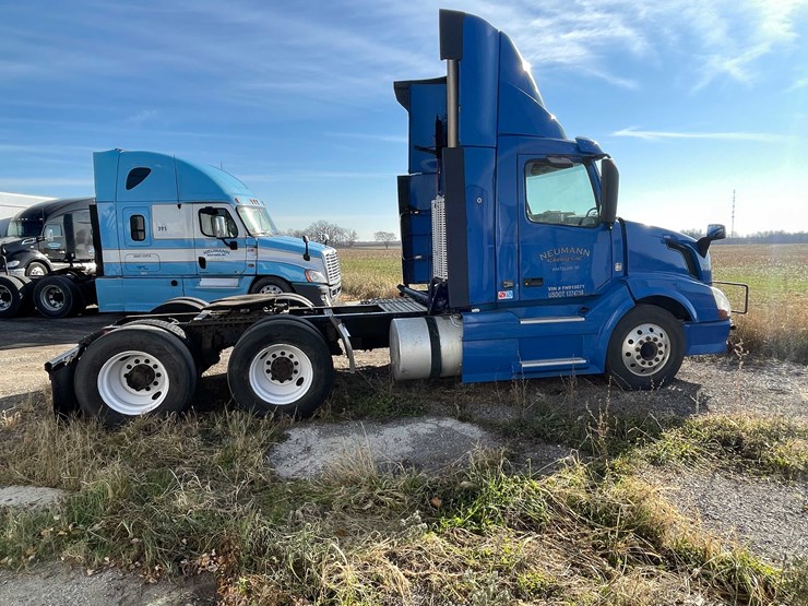 #202-•-2015-volvo-semi-tractor-(has-wi-title)-(denmark,-wi)-image-6