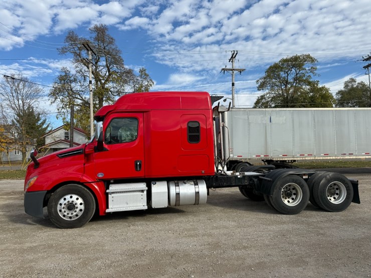 2019-freightliner-cascadia-126-image-6