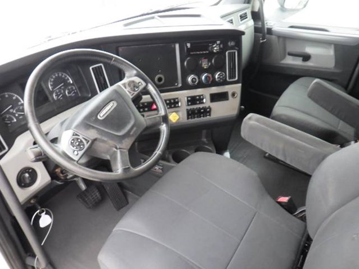 freightliner-cascadia-126-image-17