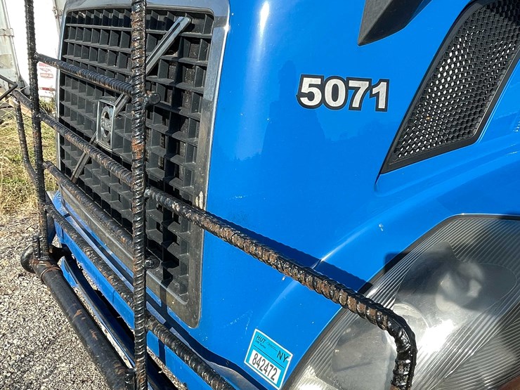 #202-•-2015-volvo-semi-tractor-(has-wi-title)-(denmark,-wi)-image-13