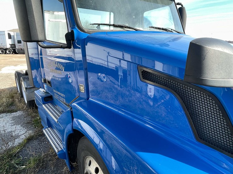 #202-•-2015-volvo-semi-tractor-(has-wi-title)-(denmark,-wi)-image-10