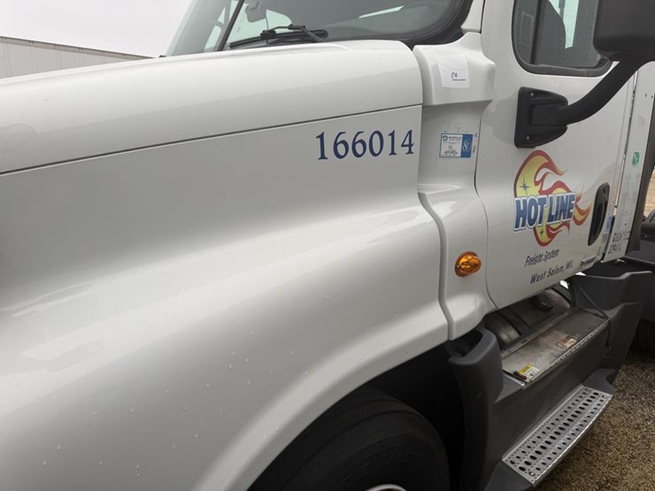 #1175-•-2016-freightliner-cascadia-day-cab-truck-tractor-image-17