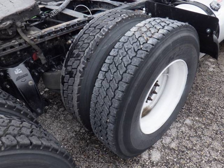 2018-freightliner-cascadia-126-image-7