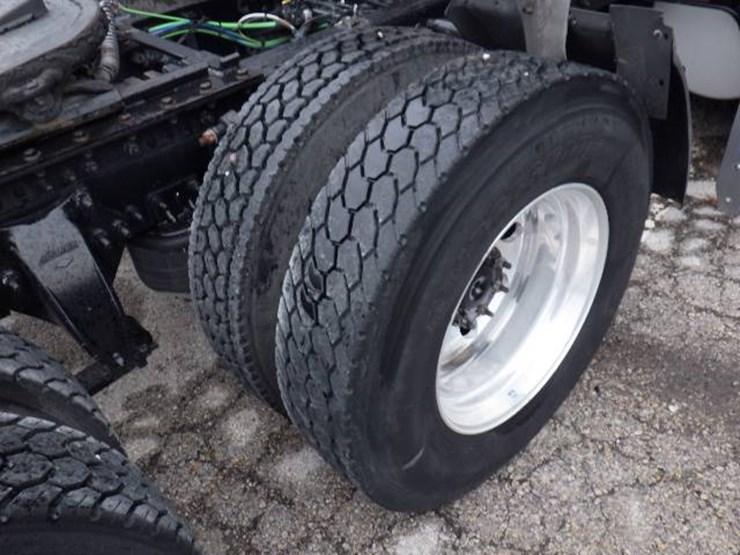 2019-freightliner-cascadia-126-image-10