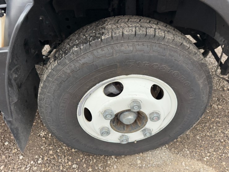 2023-isuzu-npr-image-14