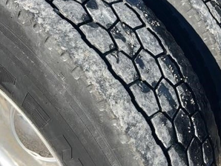 2019-peterbilt-567-image-8