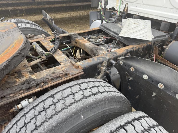 #1175-•-2016-freightliner-cascadia-day-cab-truck-tractor-image-32