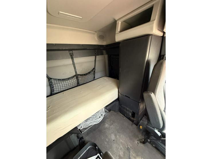 2019-freightliner-cascadia-126-image-23