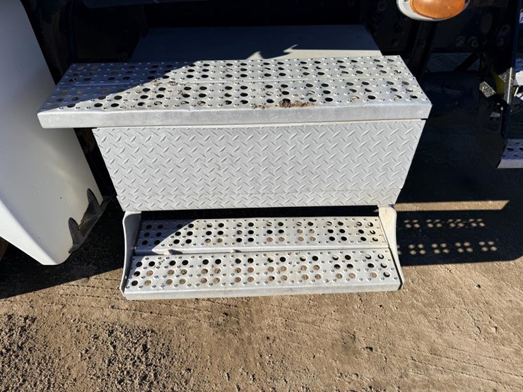 2007-freightliner-columbia-120-image-12